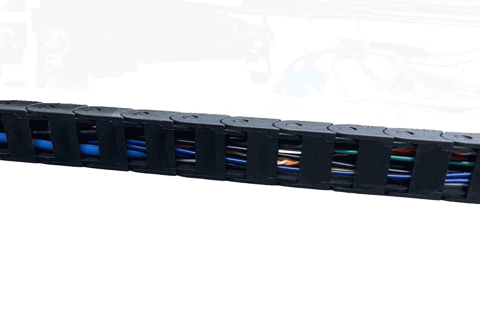 Chaîne porte-câbles garnie des fils des moteurs et du module laser
