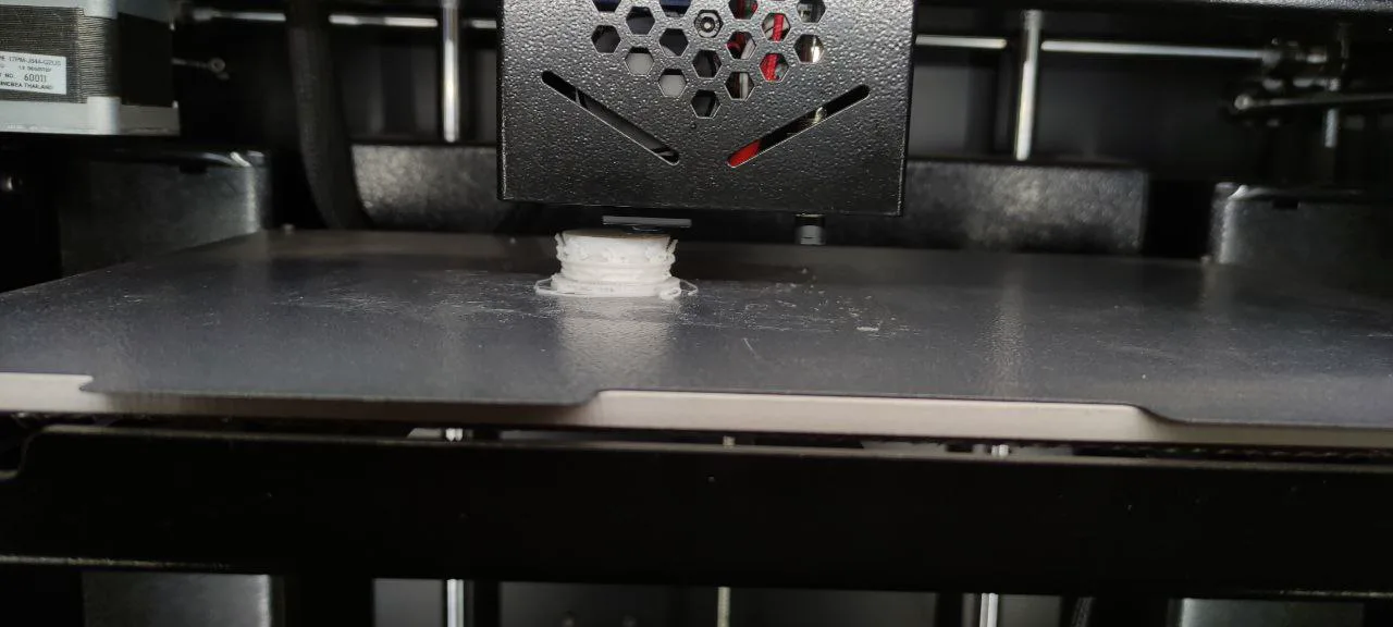 Impression FDM en cours sur une imprimante 3D