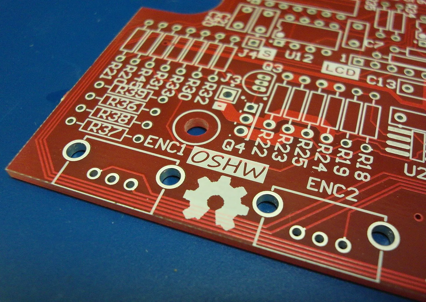Logo Open Source Hardware (OSHW) gravé sur un circuit imprimé