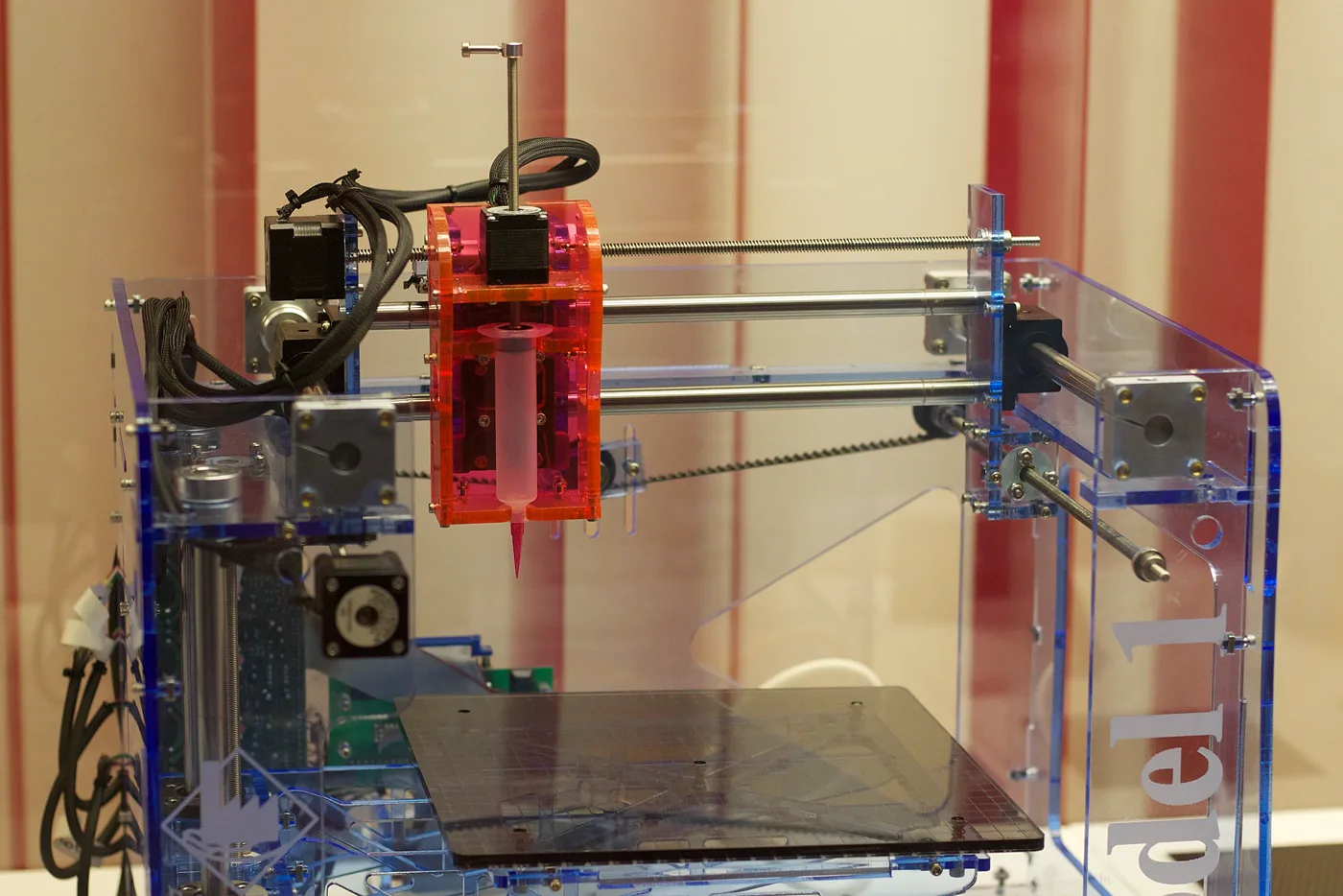 Une imprimante 3D RepRap à châssis acrylique ouvert