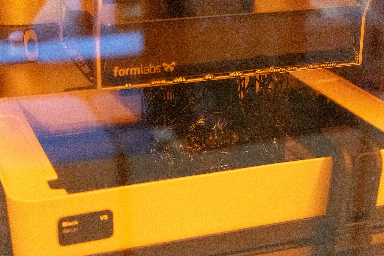 Imprimante 3D à résine (SLA) Formlabs en cours d'impression